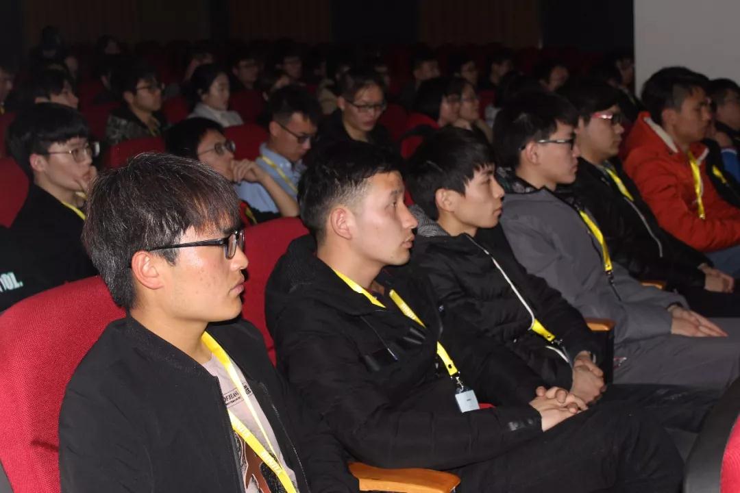 郑州科技学院泛IT学院VR全体学员组团观看云和VR产品发布会