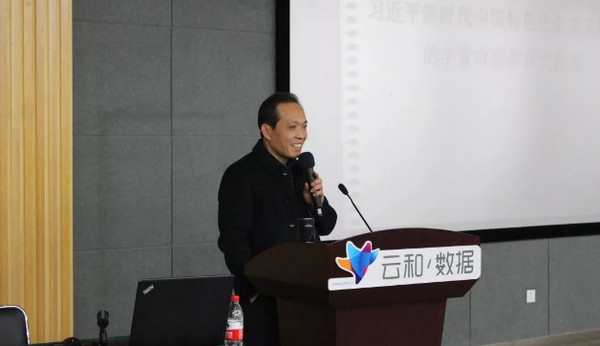 配图3 郑州市委党校教务处张处长上台以“党的创新理论万场宣讲进基层”为主题演讲