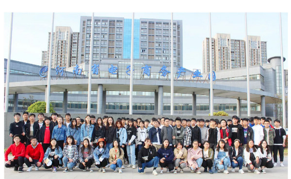 配图6 郑州信息科技职业学院百余师生来到云和数据参观学习.jpg