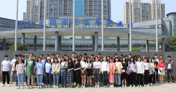 配图9 许昌职业技术学院与郑州电子信息职业技术学院师生参观云和数据.jpg