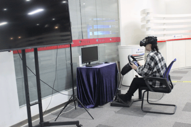 体验VR的IT培训学员